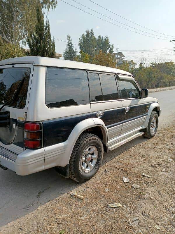 Mitsubishi Pajero Exceed 4