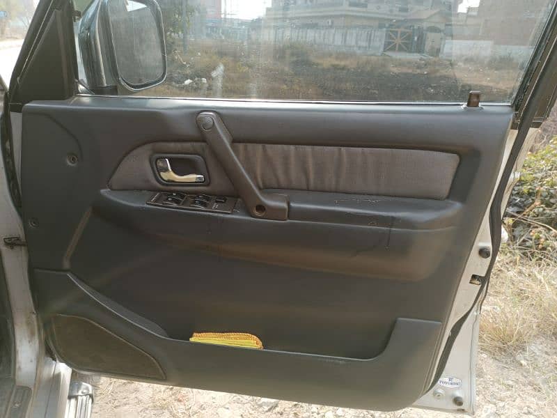 Mitsubishi Pajero Exceed 8