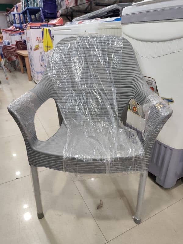 wavy chair arham moulded steel leg 1