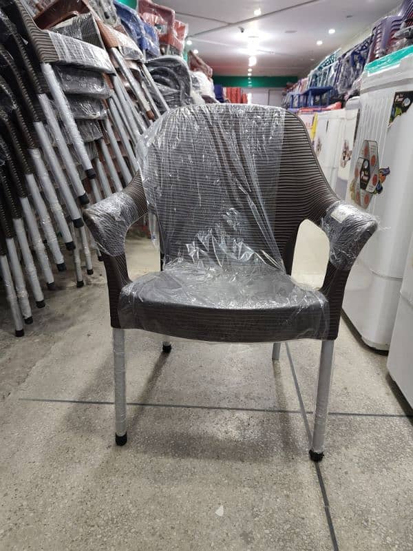 wavy chair arham moulded steel leg 3