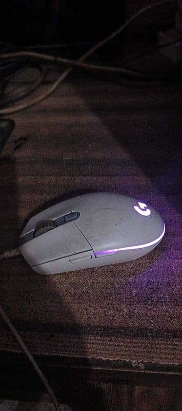 Logitech G102 Light sync white colour. 2