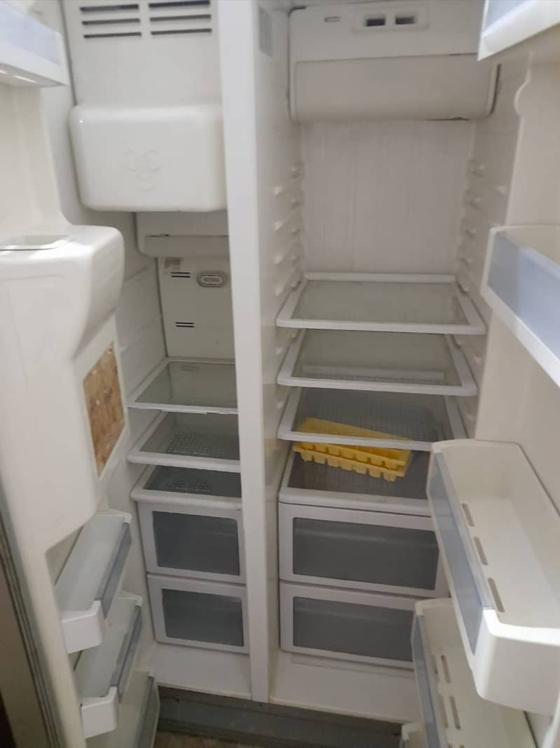 Haeir fridge double door good condition 1