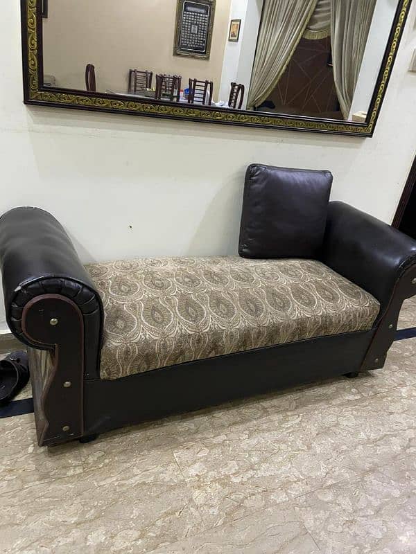 Bed room seathi good in condition urgently  sale 1