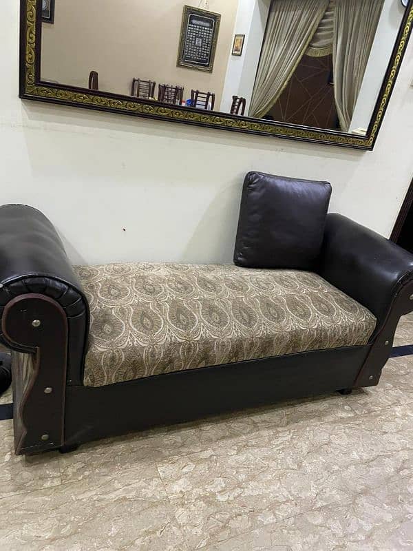 Bed room seathi good in condition urgently  sale 5