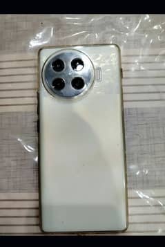 i am selling my mobile tecno spark 20 argent sell