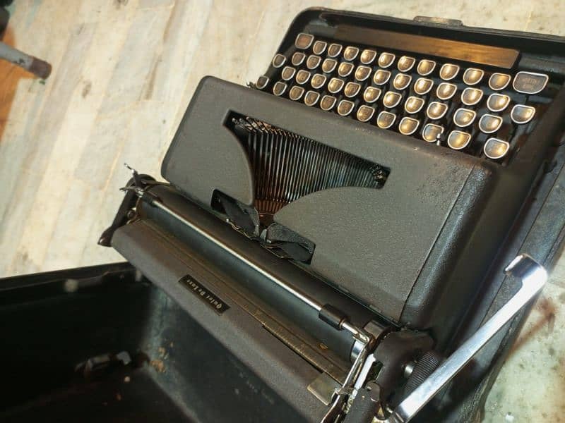 old royal typewriter very good condition working 1