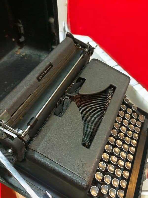 old royal typewriter very good condition working 2