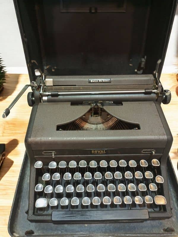 old royal typewriter very good condition working 3