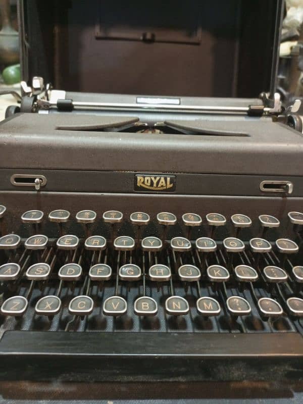 old royal typewriter very good condition working 4