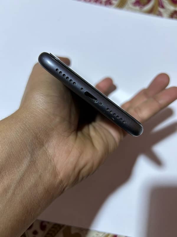 Iphone 11 black 10 by 10 64gb 4