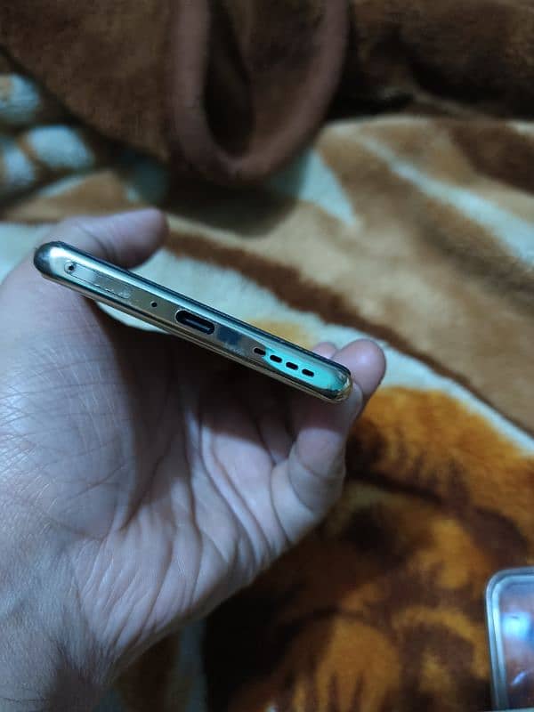 Infinix Note 40 Pro 12/256GB Gold Clr 3