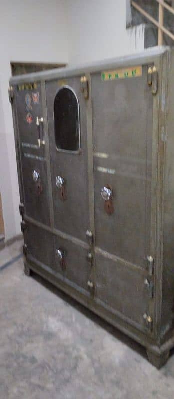 iron wardrobe in lush condition for sale message in chat 0