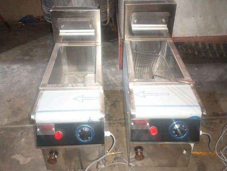 2 Electrical Deep Fryers 5