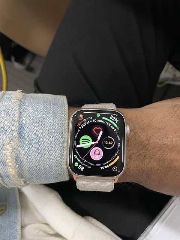 apple watch series 7 special starlight clour 45Mm 3