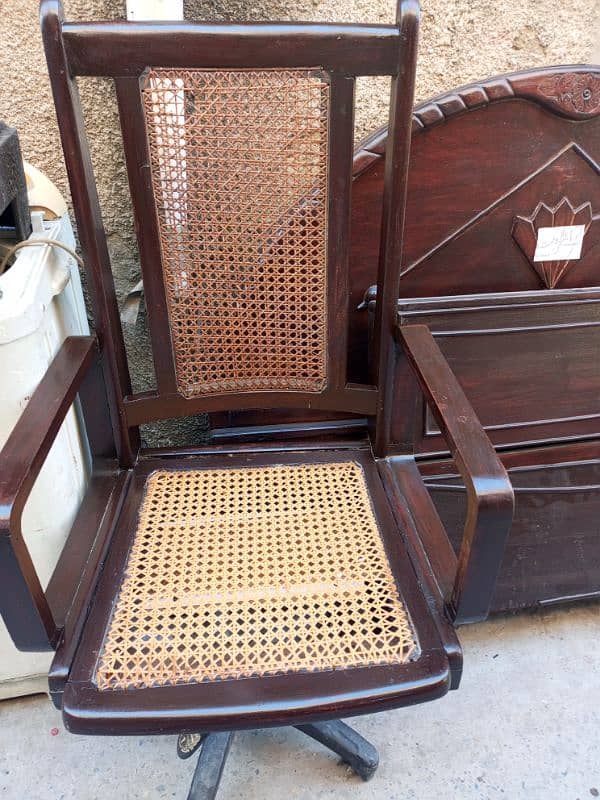 office chair is available in good condition 1