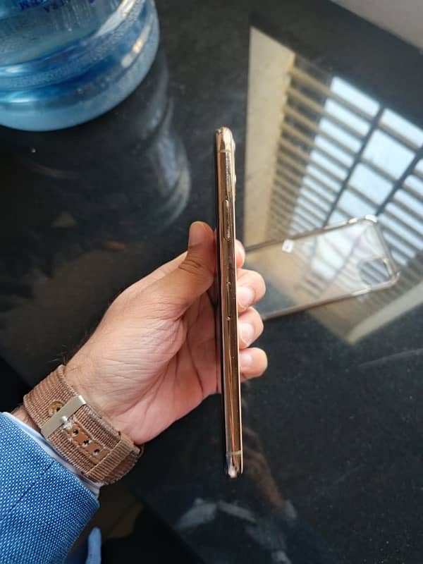 I phone 11 pro max golden colour 1