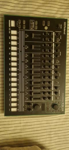 Roland Aira TR8 Drum Synthesiser Machine