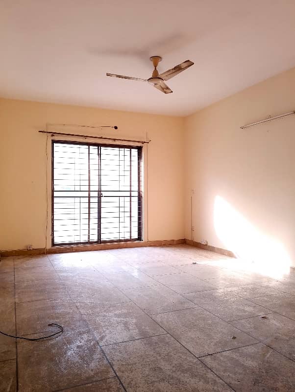 1 Kanal Upper Portion Available For Rent in H3 Block Opposite Emporium Mall on 60 Feet Road 2