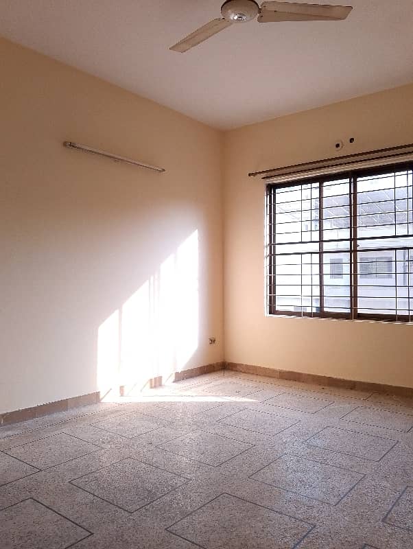 1 Kanal Upper Portion Available For Rent in H3 Block Opposite Emporium Mall on 60 Feet Road 4