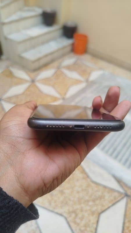 iPhone 11 in best condition 2