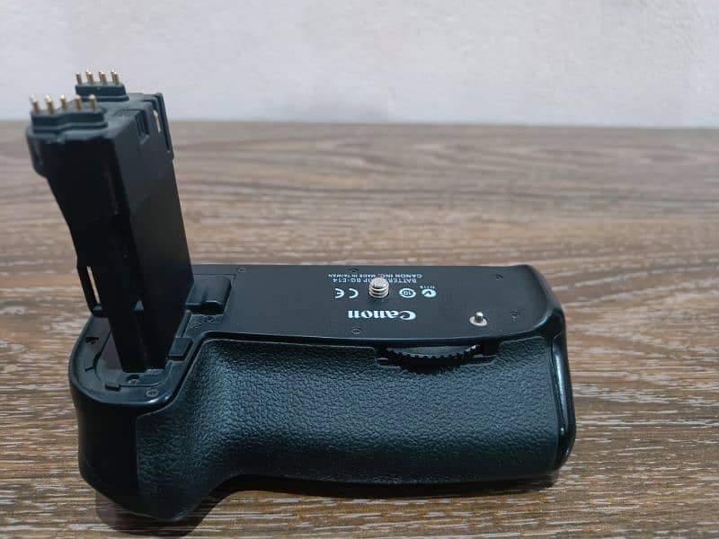 Canon BG-E14 Battery Grip for EOS 70D, 80D, 90D – Perfect Condition 0