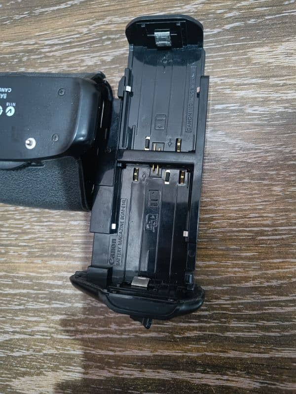 Canon BG-E14 Battery Grip for EOS 70D, 80D, 90D – Perfect Condition 4