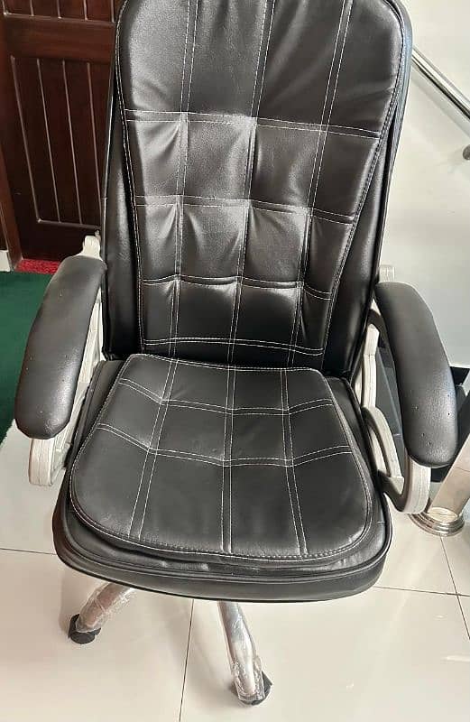 Elegant and Comfortable Executive Chair 0