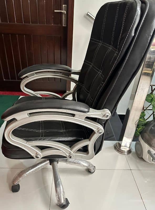 Elegant and Comfortable Executive Chair 2