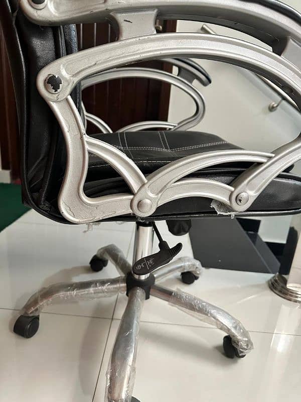 Elegant and Comfortable Executive Chair 4