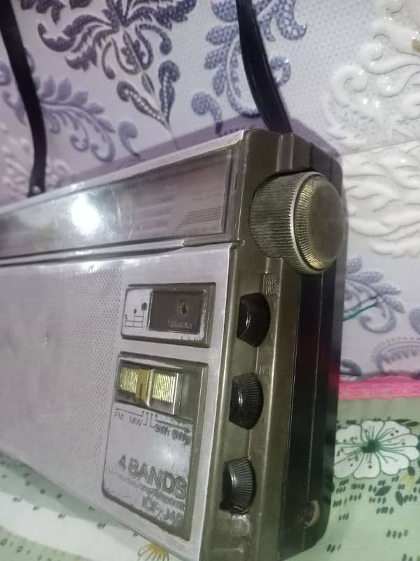 antique radio and vintage tape recorder 2