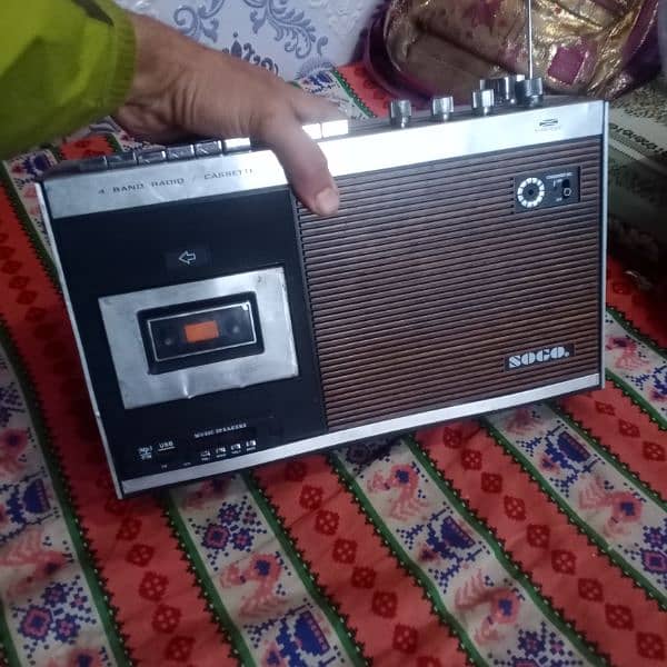 antique radio and vintage tape recorder 3