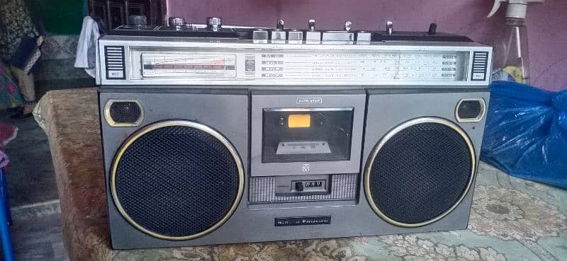 antique radio and vintage tape recorder 4