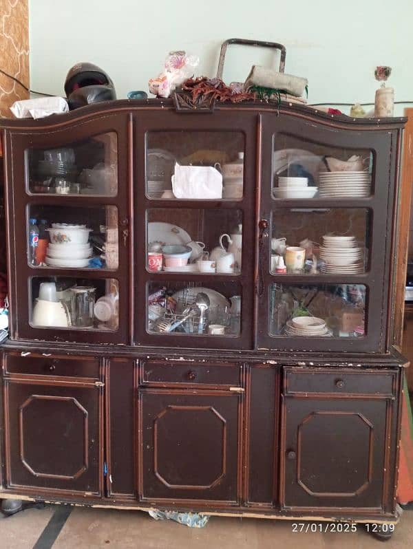 Showcase and dressing table for sale urgently 0