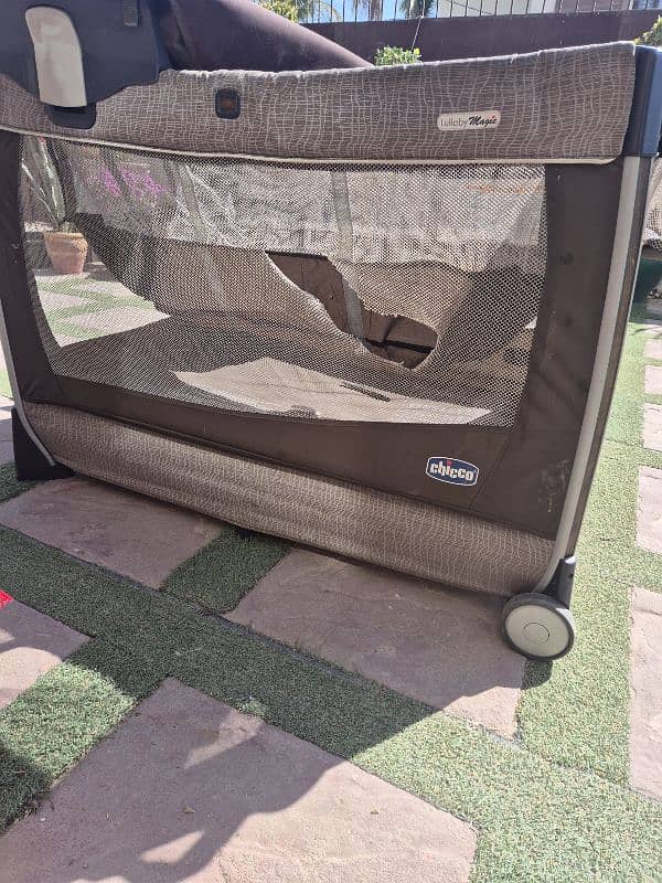 chicco cot in good condition 3