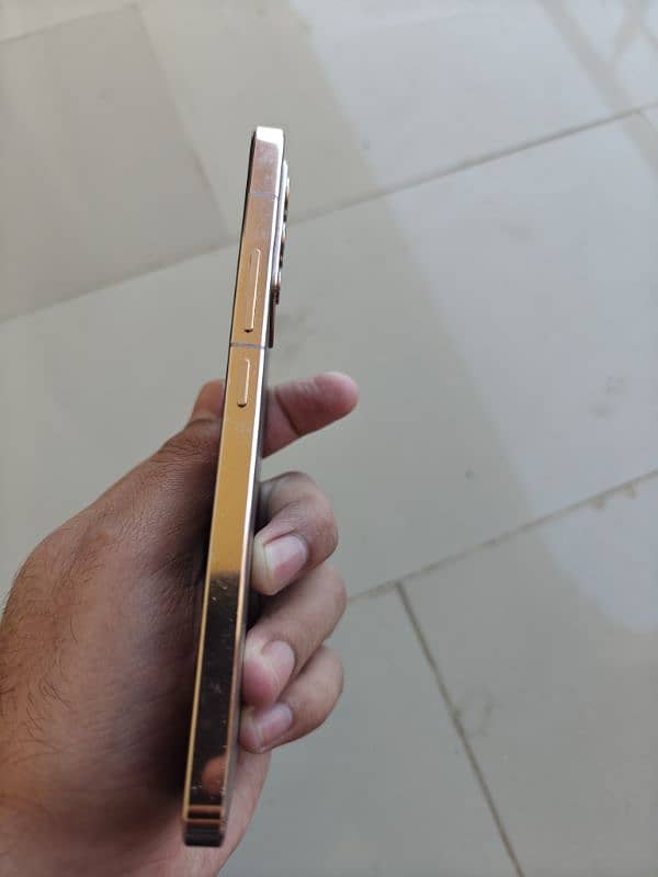 Vivo V23 5G ( Golden Color) 3