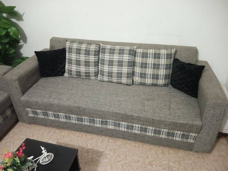 7 Seater sofa set almost new condition with 7 cousions 0