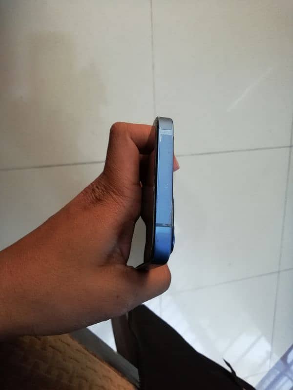 iphone 13 blue 4