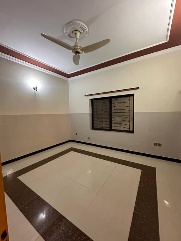 Vip portion for rent location khyabany Tanveer 3bed tv lounge darwing room kithen 3bath kichan car porch sepce available Pani bijli gass sab available miter totally seprat tanks sperat Pani boring 2