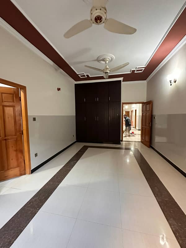 Vip portion for rent location khyabany Tanveer 3bed tv lounge darwing room kithen 3bath kichan car porch sepce available Pani bijli gass sab available miter totally seprat tanks sperat Pani boring 3