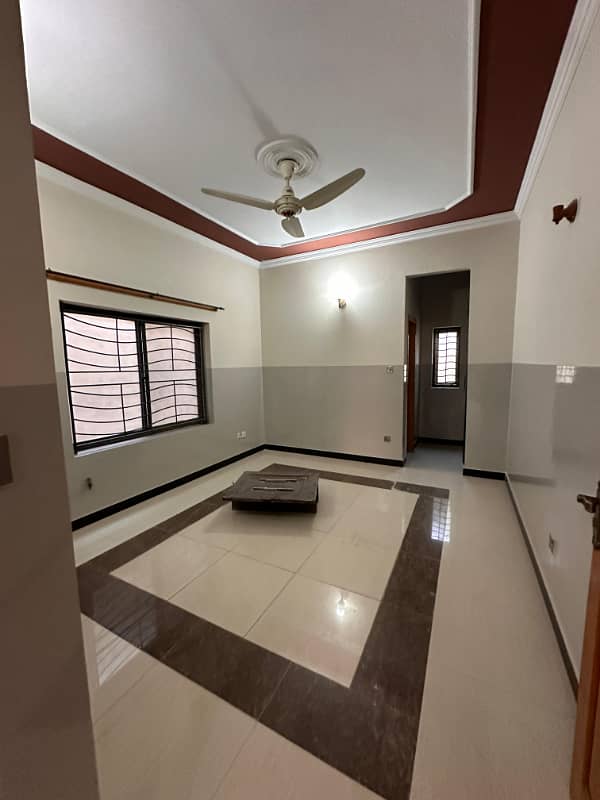 Vip portion for rent location khyabany Tanveer 3bed tv lounge darwing room kithen 3bath kichan car porch sepce available Pani bijli gass sab available miter totally seprat tanks sperat Pani boring 4