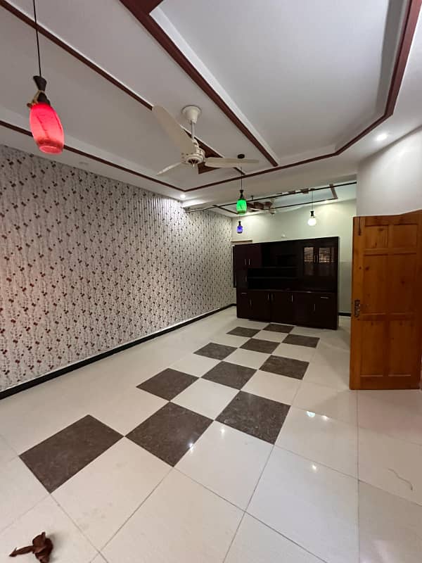 Vip portion for rent location khyabany Tanveer 3bed tv lounge darwing room kithen 3bath kichan car porch sepce available Pani bijli gass sab available miter totally seprat tanks sperat Pani boring 5