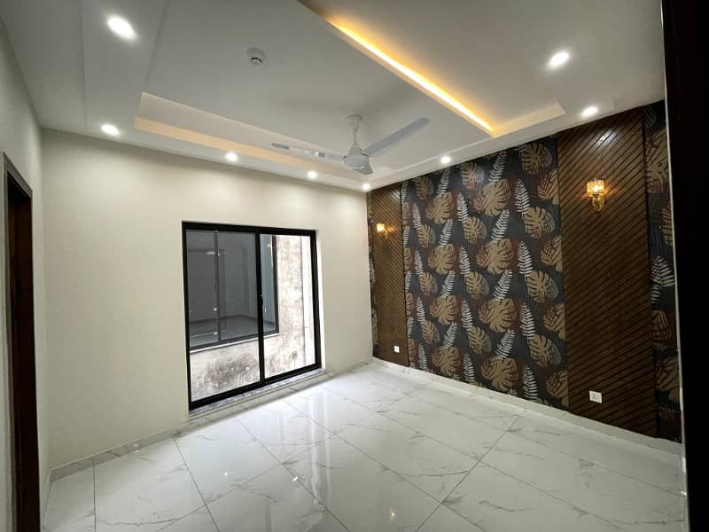 10 Marla Beautiful House For Rent In ParkView City Lahore 0