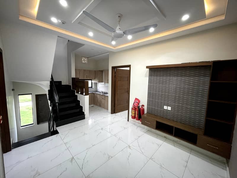 10 Marla Beautiful House For Rent In ParkView City Lahore 5