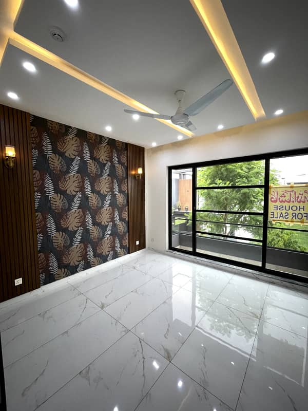 10 Marla Beautiful House For Rent In ParkView City Lahore 6