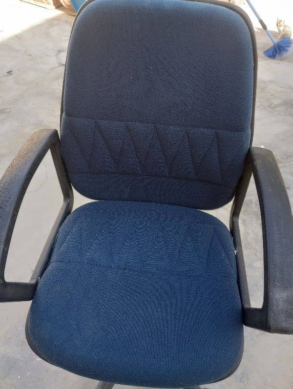 URGENT SALE. . 5 office chairs  ( 8000 each) 1