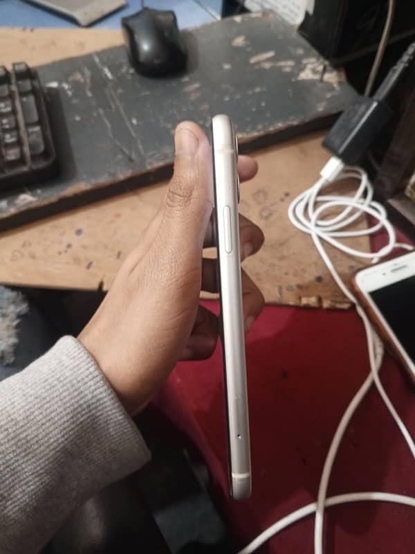 urgent sell I iphone 11 3