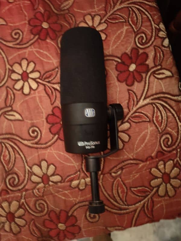 PreSonus PD-70 Dynamic Cardioid Broadcast Microphone – Black 4