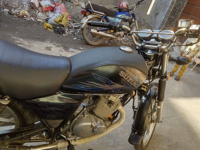 Suzuki 150 Gs  black color 8