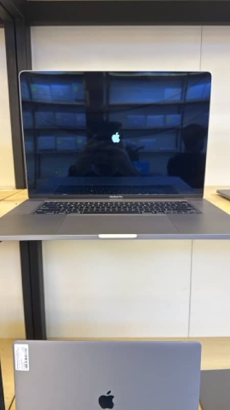 Macbook Pro 2019 1 TB SSD I9 64 GB Ram 4 GB GPU SPACE GRAY 1