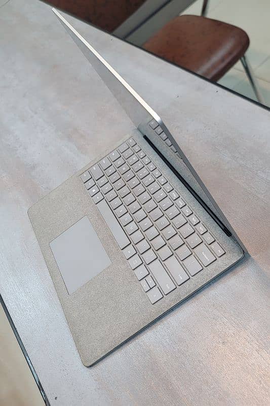 Microsoft Surface laptop  2 10